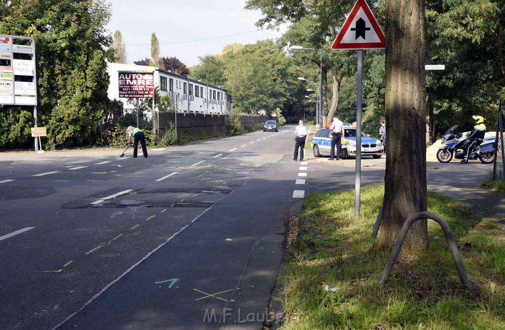 Schwerer Krad PKW Unfall Koeln Muelheim Am Springborn Cottbuserstr P187.JPG - Miklos Laubert